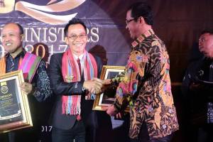 Dr Aswin Dwijendra Raih Penghargaan Indonesian Ministers Awards 2017