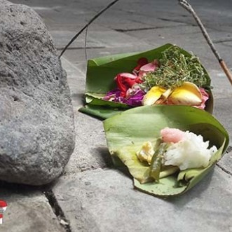 Makna Mebanten Saiban (Ngejot) dalam Tradisi Hindu-Bali