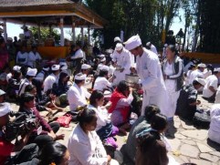 Makna Tirtha dalam Tradisi Hindu-Bali