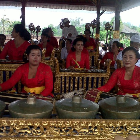 Sekaa Gong Istri Desa Pakraman Ngayah Nabuh ke Pura Besakih