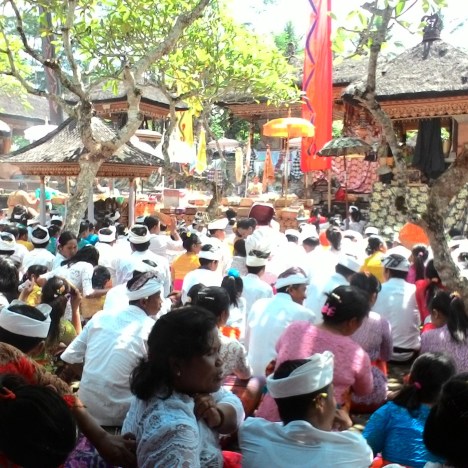 Pujawali di Pura Dalem Tengaling, Desa Wiata Guliang Kangin